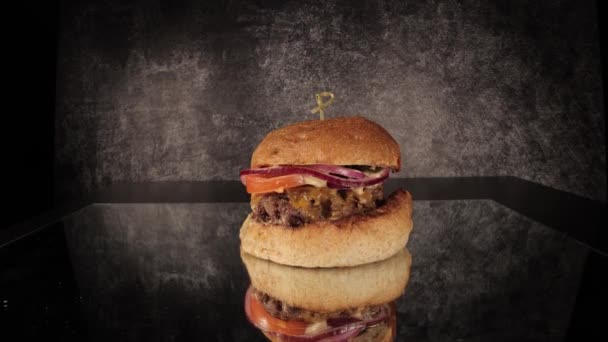 Detailní záběr Cheeseburgeru - připraven k jídlu — Stock video