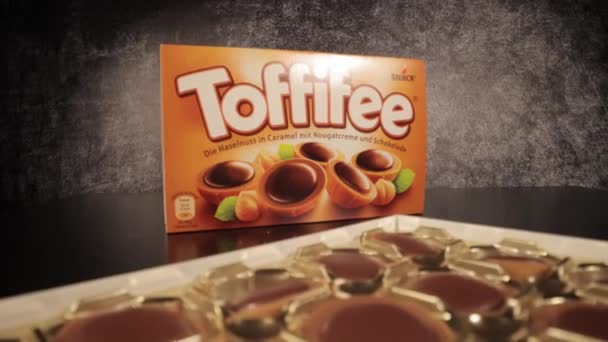 Toffifee - sött karamellgodis med choklad - FRANKFURT, TYSKLAND - 4 mars 2021 — Stockvideo
