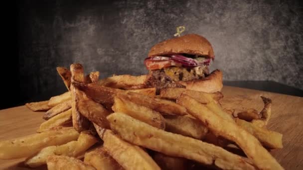 Pyszny cheeseburger z frytkami — Wideo stockowe