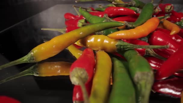 Velmi horké Rawit chilli papričky v close-up — Stock video