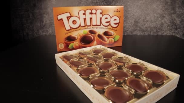 Toffifee - caramelo dulce con chocolate - FRANKFURT, ALEMANIA - 4 DE MARZO DE 2021 — Vídeo de stock