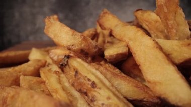 Yakın planda taze kızarmış patates kızartması.