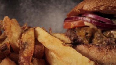 Masadaki çizburgerin inanılmaz yakın çekimi.