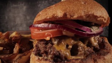 Patates kızartmalı leziz çizburger.