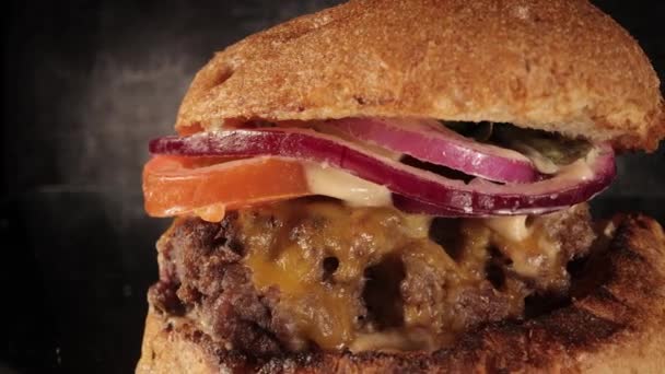 Extreme close-up ενός φρεσκοψημένου burger - Chesseburger — Αρχείο Βίντεο