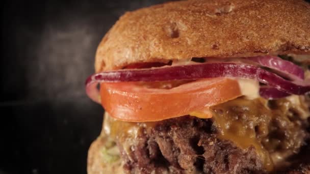 Close-up of a Cheeseburger - ready to eat — Stok Video