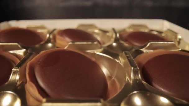 Toffifee - caramelo dulce con chocolate - FRANKFURT, ALEMANIA - 4 DE MARZO DE 2021 — Vídeo de stock