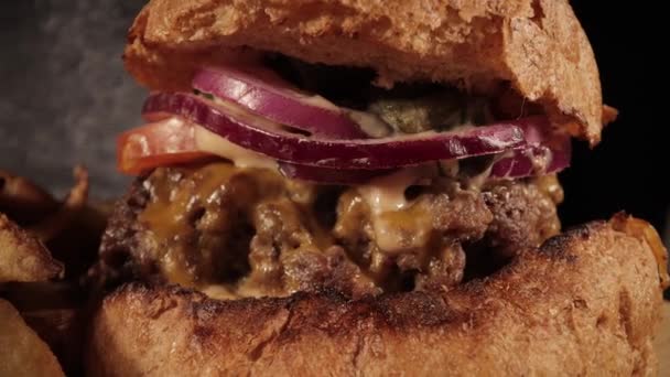 Amazing close-up dari Cheeseburger di atas meja — Stok Video