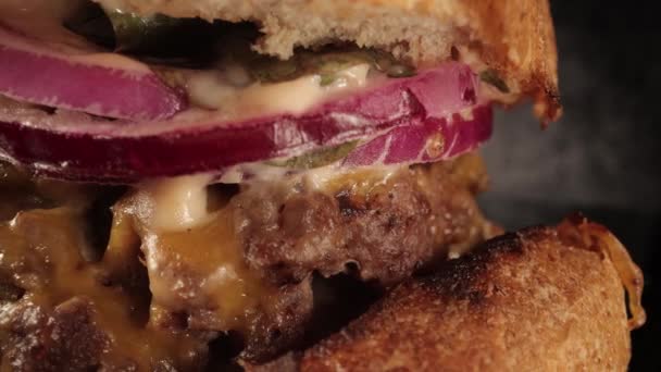 Detailní záběr Cheeseburgeru - připraven k jídlu — Stock video