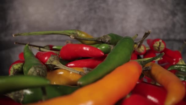Rauwe Chili pepers in close-up — Stockvideo