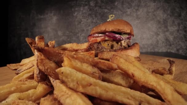 Pyszny cheeseburger z frytkami — Wideo stockowe