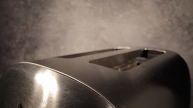 Kızarmış ekmek tost makinesinden fırlıyor. Yakın çekim.