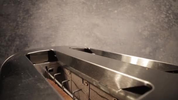Pan tostado salta de una tostadora - primer plano — Vídeos de Stock