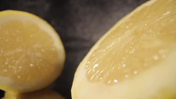 Yakın plan görüntüde dilimlenmiş limonlar — Stok video