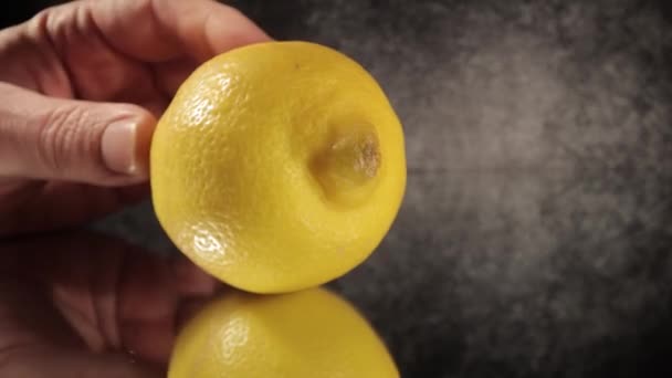 Affettare un limone in primo piano — Video Stock