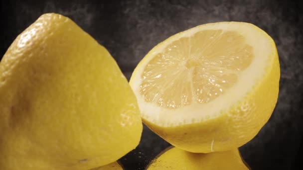 Limones en rodajas en vista de cerca — Vídeos de Stock