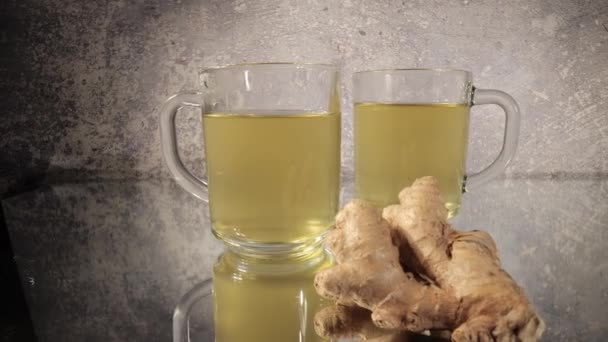 Ginger Tea di atas meja dalam tampilan close-up — Stok Video
