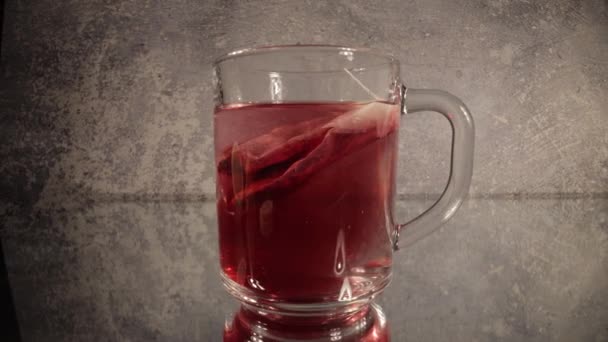 Стакан фруктового чая на видном месте — стоковое видео