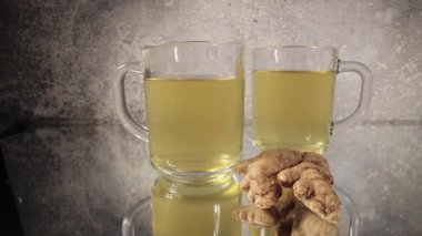 Ginger çayı yakın planda bir masada.