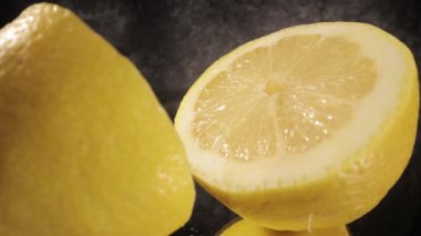 Yakın plan görüntüde dilimlenmiş limonlar