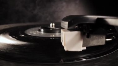 Plak oynatıcı iğnesini yakın çekimde kaydet