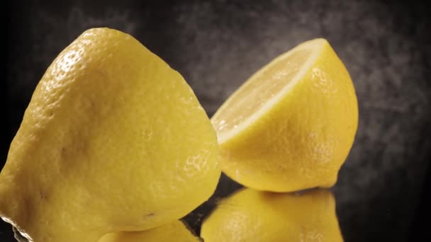 Κομμένα λεμόνια σε κοντινή απόσταση — Αρχείο Βίντεο
