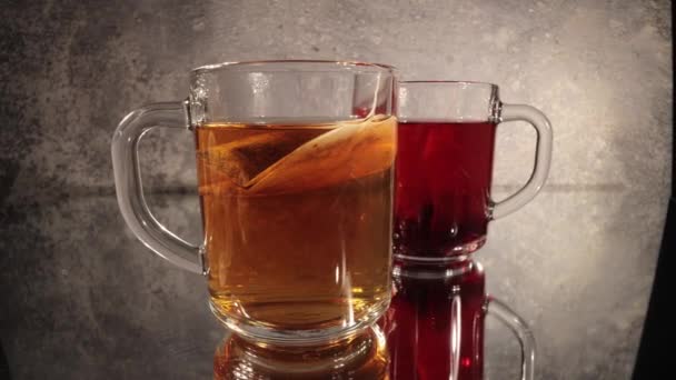Стаканы чая различного вкуса с близкого расстояния — стоковое видео