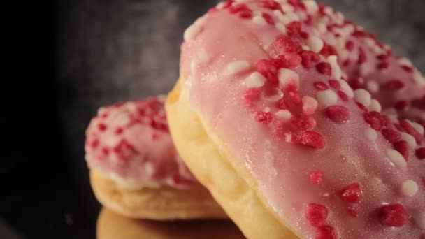 Doce donuts em close-up vista - macro tiro — Vídeo de Stock