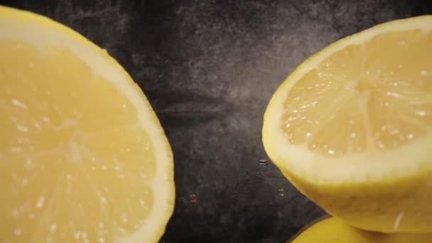 Geschnittene Zitronen in Großaufnahme — Stockvideo