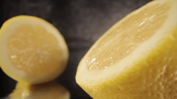 Yakın plan görüntüde dilimlenmiş limonlar — Stok video