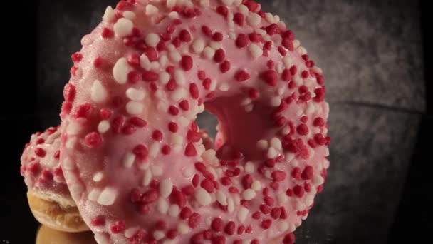 Yakın çekimde çilekli şekerli çörekler - makro çekim — Stok video
