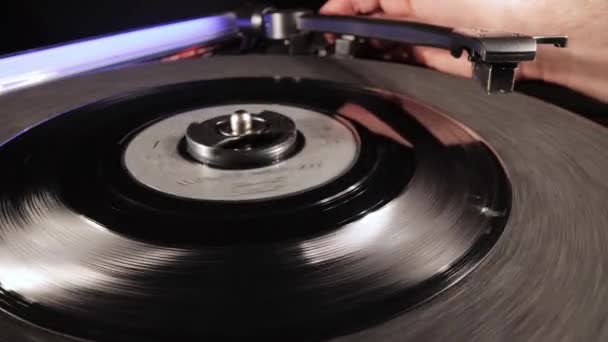 Aguja aterriza en un disco de vinilo — Vídeo de stock