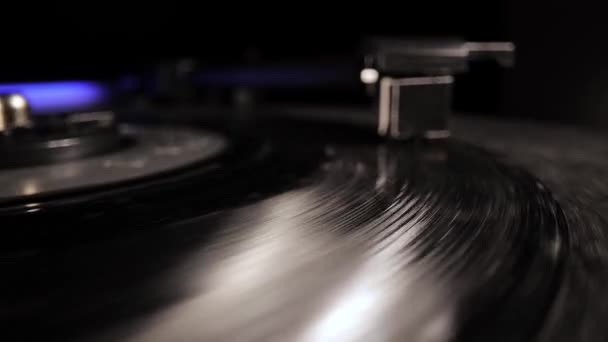 Un disco nostalgico in vinile in primo piano — Video Stock