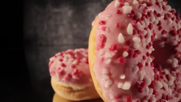 Doce donuts em close-up vista - macro tiro — Vídeo de Stock