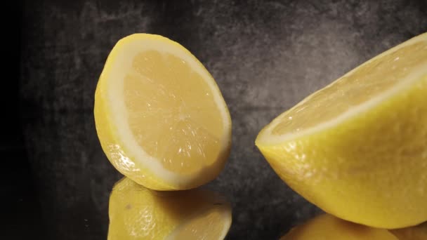 Geschnittene Zitronen in Großaufnahme — Stockvideo