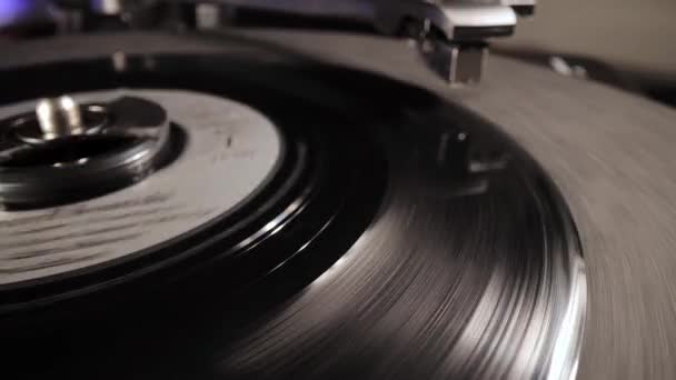 Nålen vidrör i en vinylplatta — Stockvideo