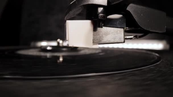 Přehrávání vinylových desek - extrémní detail — Stock video
