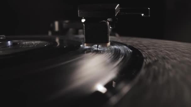 Un disco de vinilo nostálico en primer plano — Vídeo de stock