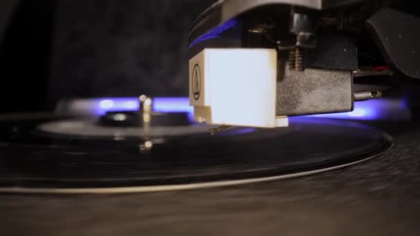 Vinyl platenspeler in close-up — Stockvideo