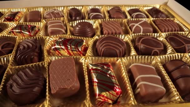 Krabička čokoládových pralinek v detailním pohledu — Stock video