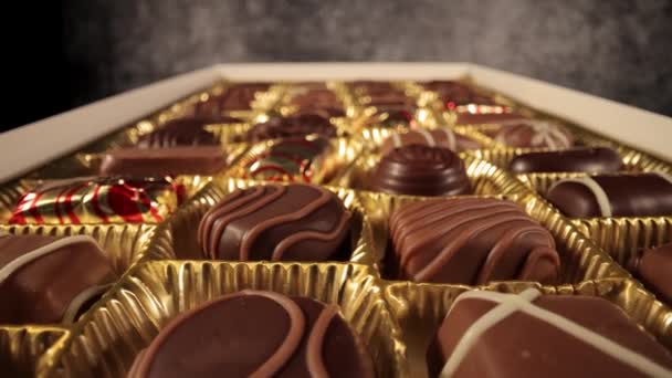 Praline al cioccolato in primo piano - scatto macro scorrevole — Video Stock