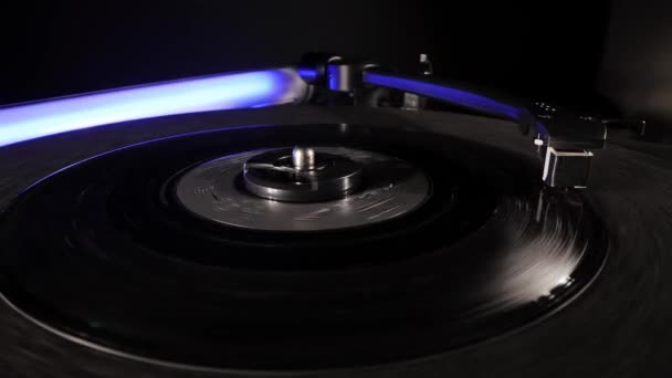 Vinyl record player in close-up — Stock Video