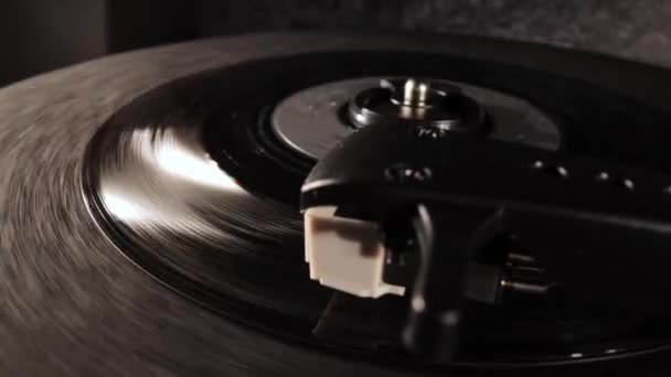 Vinyl platenspeler in close-up — Stockvideo