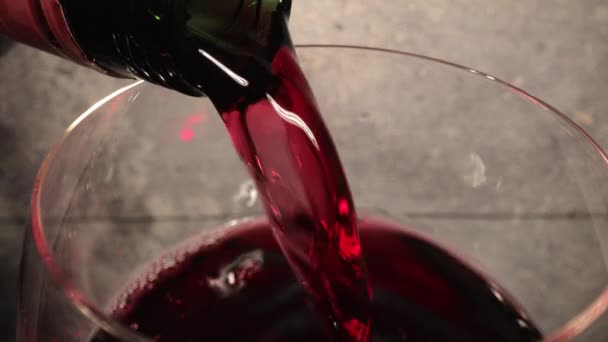 Wypełnianie czerwonego wina do szklanki - strzał w zwolnionym tempie — Wideo stockowe