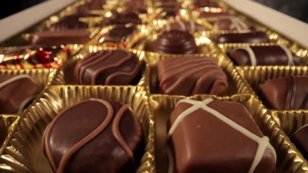 Krabička čokoládových pralinek v detailním pohledu — Stock video