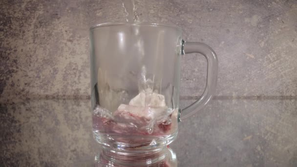 Подготовка стакана чая на видном месте — стоковое видео