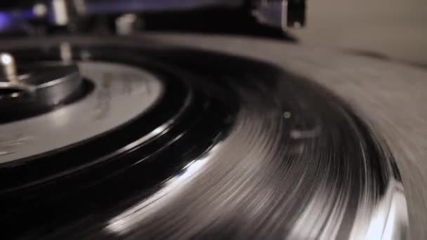 Vinylskivspelare i närbild — Stockvideo