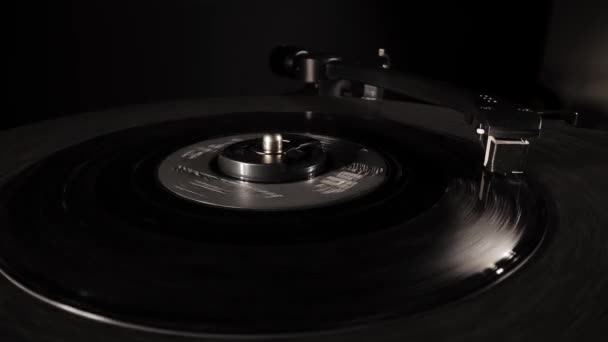 Reproductor de vinilo en primer plano — Vídeo de stock