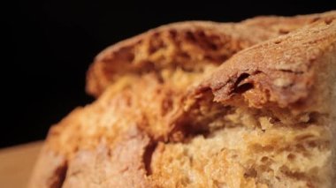 Delicius kabuklu ekmeği yakından görüyor.