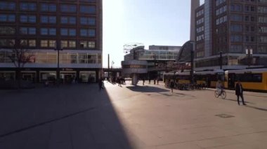 Berlin 'deki ünlü Alexanderplatz Meydanı. Gökyüzü manzaralı.